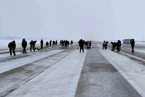信陽(yáng)明港機(jī)場(chǎng)抗擊冰雪，護(hù)航旅客回家路